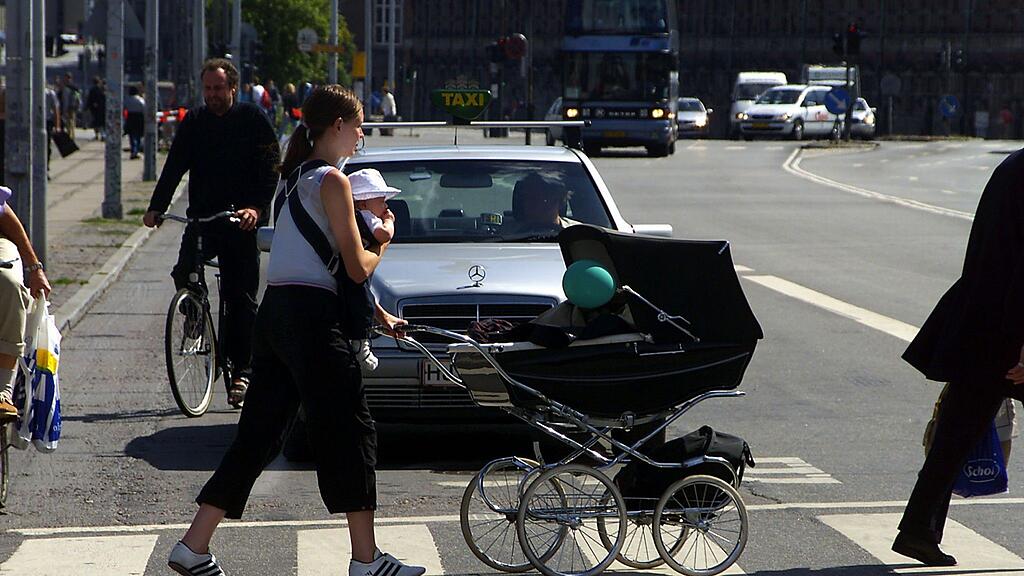 Die zwei Mädchen wurden vom Kinderwagen weggeschleudert.