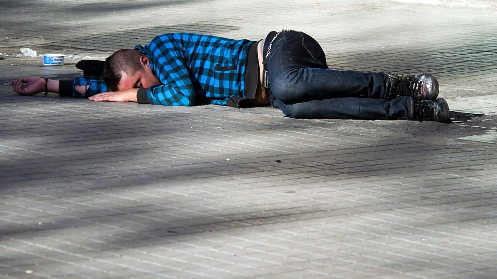Unter der Hotline 0660 39 63 222 können 18- bis 22-Jährige einen "Landeplatz für eine Nacht" in Anspruch nehmen.