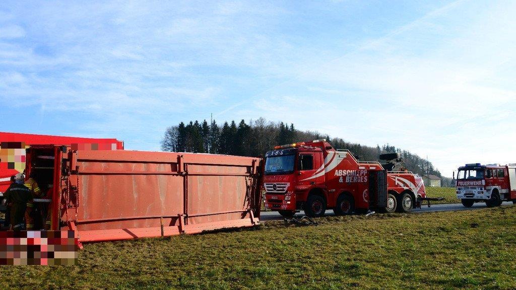 Bier-Lkw kippt um