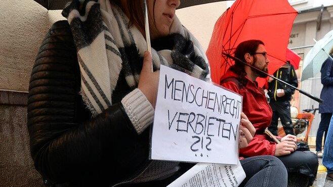 Stille Demo gegen Bettelverbot vor dem Rathaus