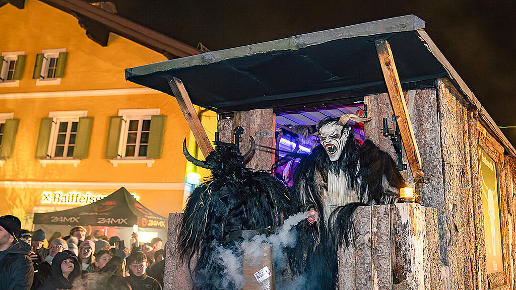 Krampuslauf im Ortszentrum, Großgmain