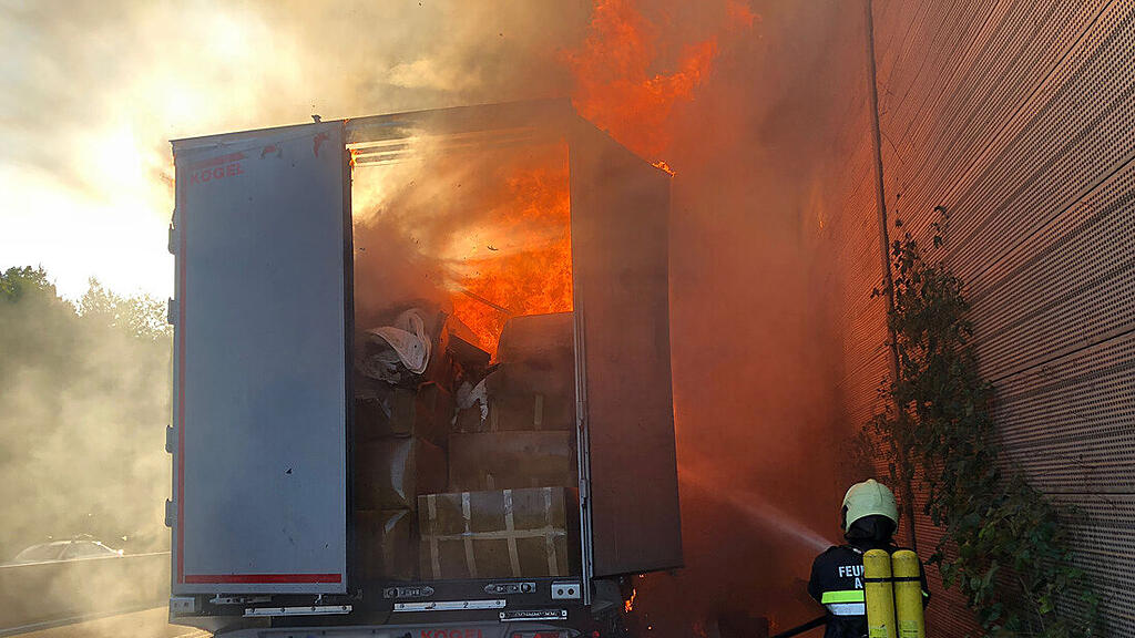 Lkw brennt auf A21 in NÖ nieder