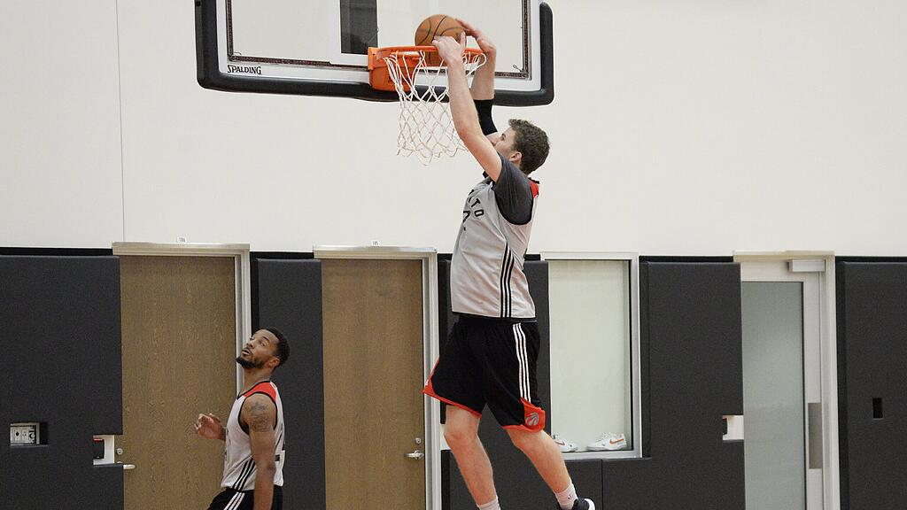 Im Training bereitete sich Pöltl auf seinen ersten NBA-Einsatz vor.