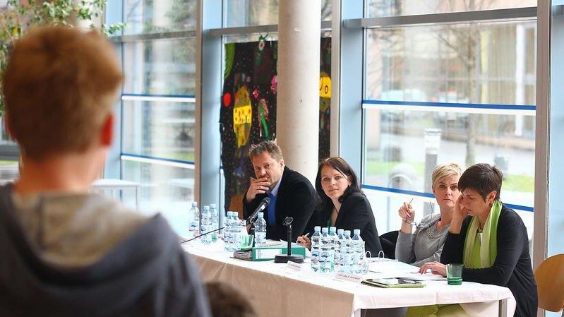 Schülerdiskussion mit Politikern