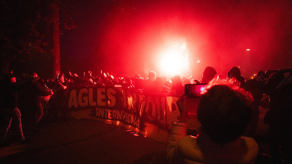 Fanmarsch von Go Ahead Eagles in Salzburg