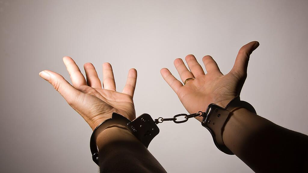 Die Polizei fand den Häftling schließlich hinter einer Couch liegend.