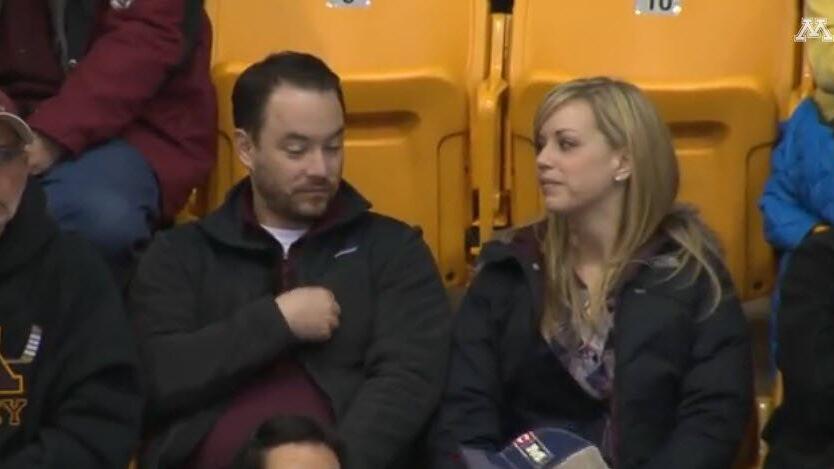 Dieser Mann ist der Kiss-Cam einen großen Schrit voraus.
