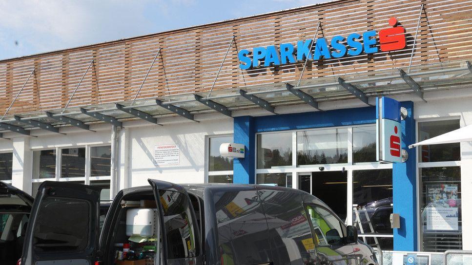 Bankomat in Munderfing herausgerissen