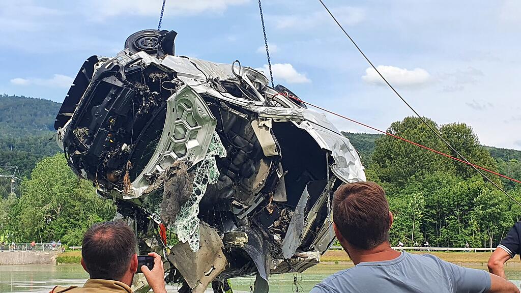 Hallein: Klein-Lkw aus Salzach geborgen I
