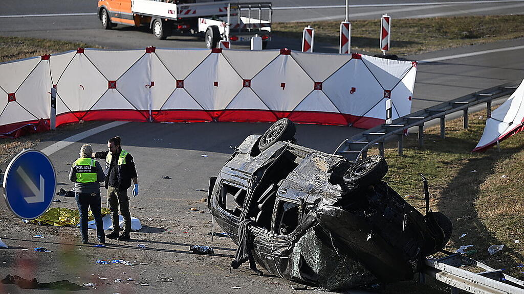 Das umgestürzte Schlepperfahrzeug auf der Autobahn 94
