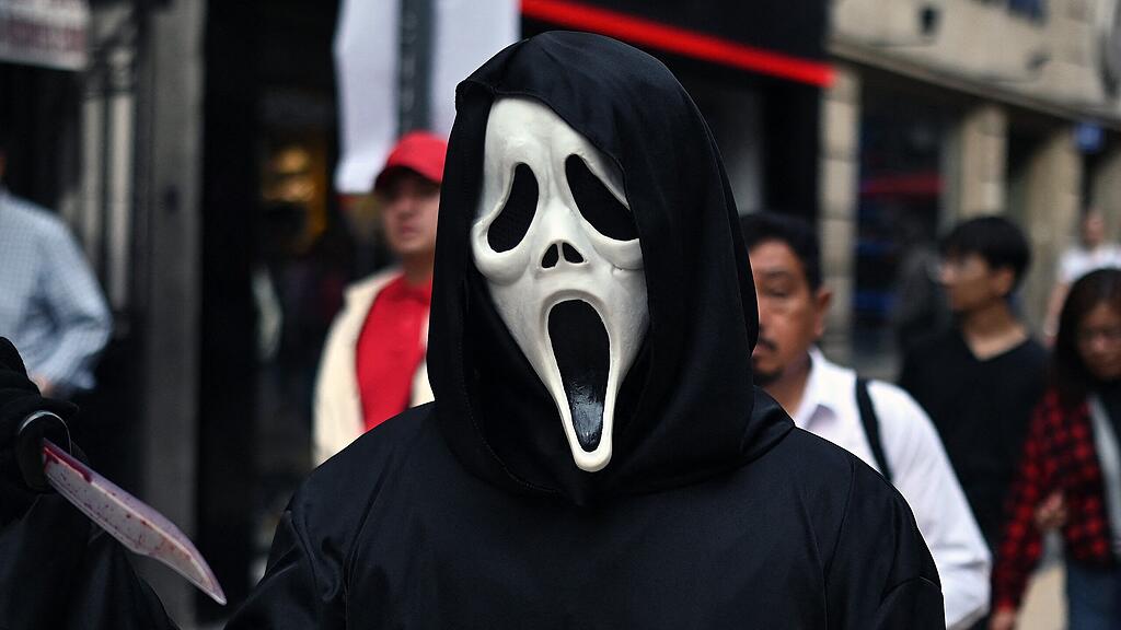 Überfall mit Scream-Maske