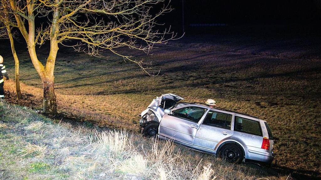 20-Jähriger mit Auto frontal gegen Baum gekracht