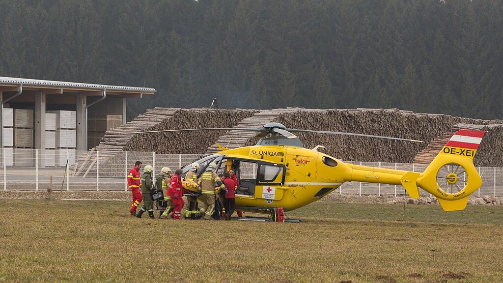 Der Arbeiter wurde mit dem Hubschrauber in das UKH Salzburg geflogen.