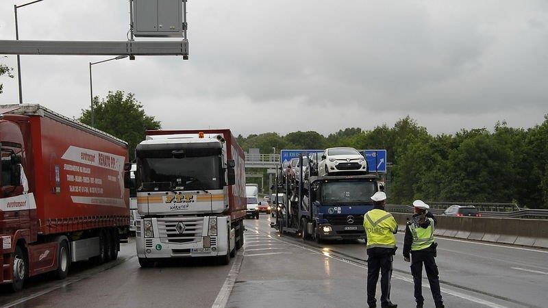 Sperre der A8: Stau