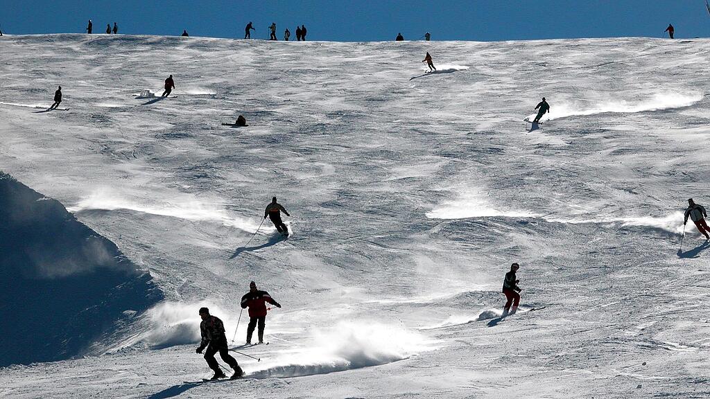 Der Mann brach auf der Piste zusammen.