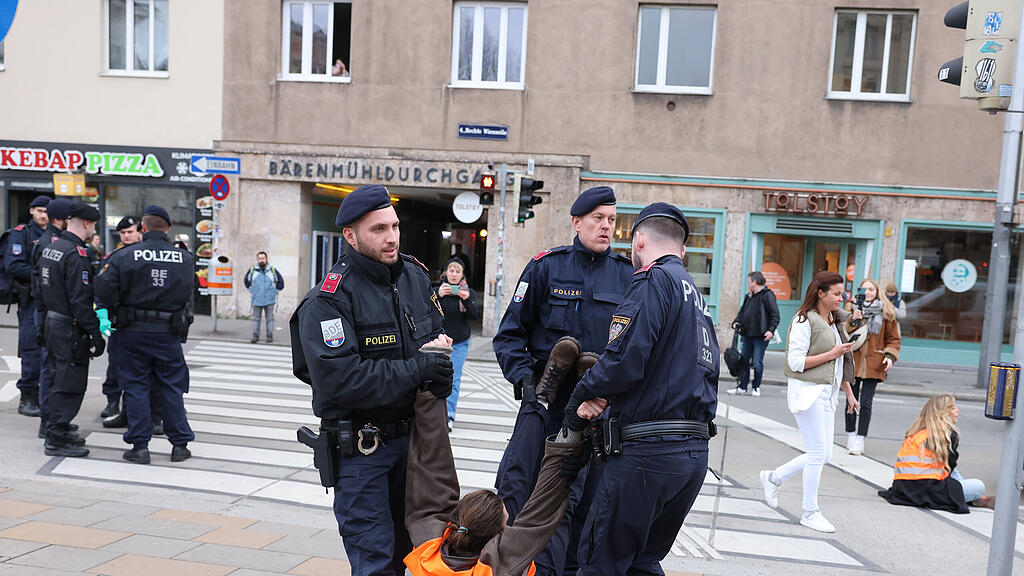 Klima-Protest rund um Wiener Naschmarkt