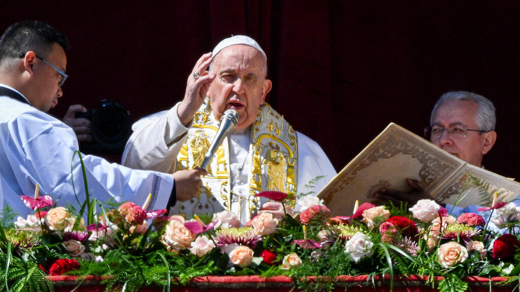 Papst erteilt Segen "Urbi et Orbi"