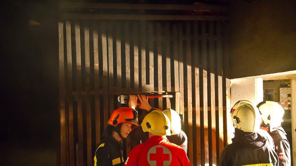 Brand in Mehrparteienhaus in Gnigl fordert Verletzten