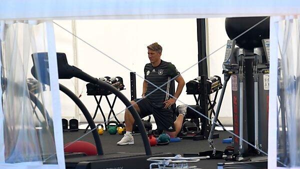 Schweinsteiger bei Übungen im Fitnesszelt