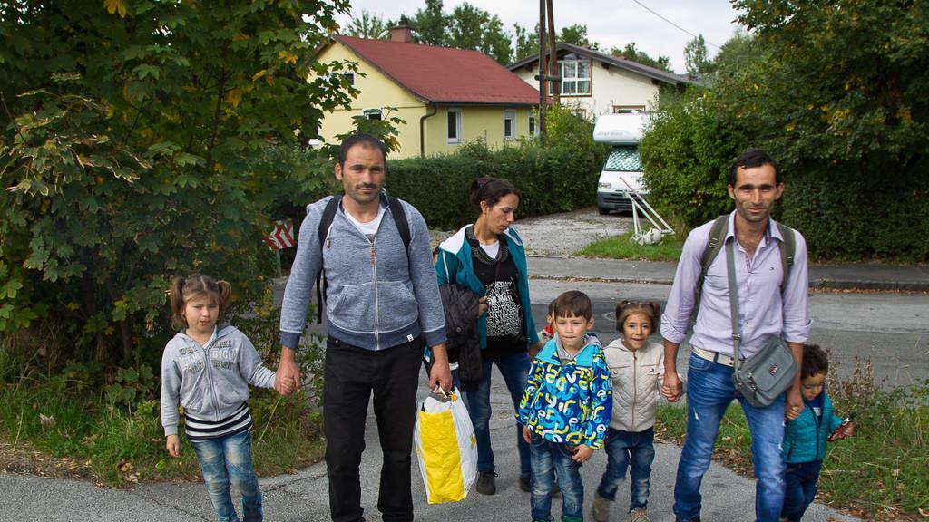 Flüchltinge zu Fuß von Salzburg nach Freilassing unterwegs