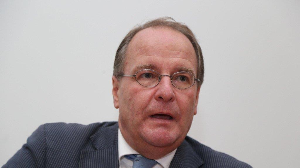 Rathgeber präsentiert Buch, II