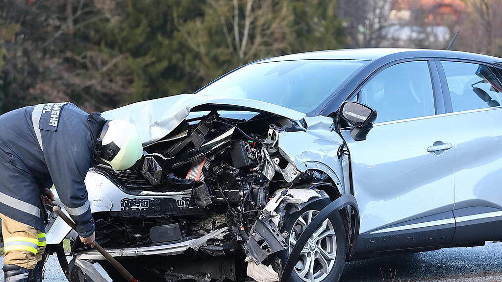 Pkw-Crash auf B158 bei Guggenthal