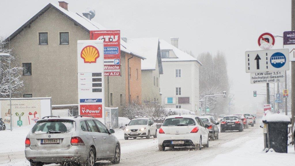 Schnee sorgt für Unfälle und Verkehrschaos: Innenstadt versinkt im Schnee