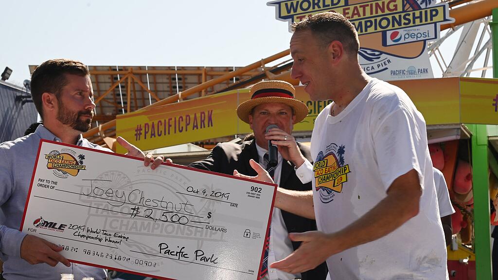 Joey Chestnut verschlingt 83 Hotdogs in 10 Minuten