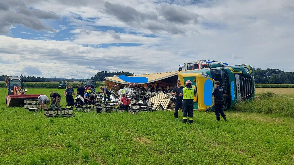 Lkw verliert Bierkisten in Weng im Innkreis