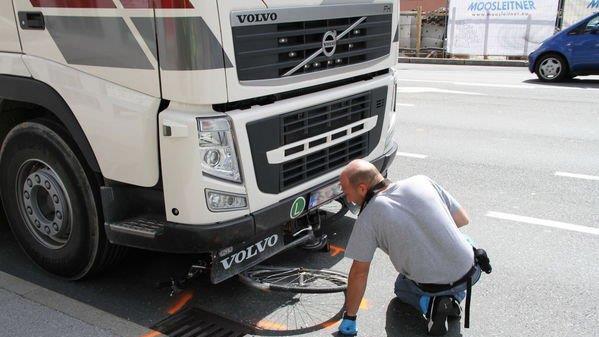 Radfahrerin von Lkw erfasst