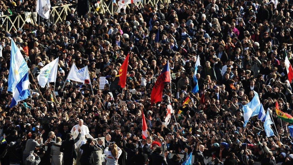 Zehntaussende Pilger bei Amtseinführung von Papst Franziskus