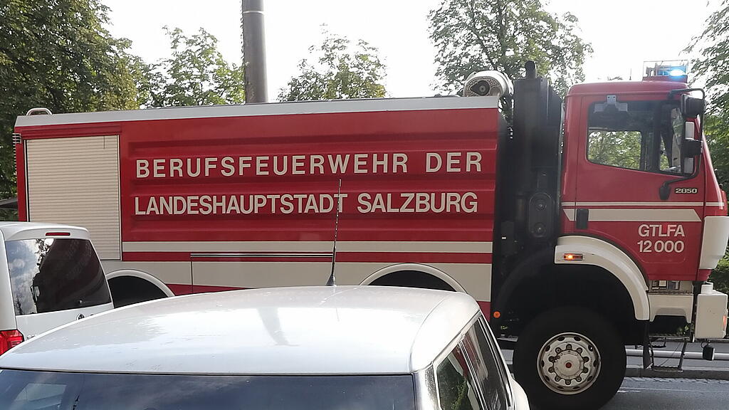 Lkw steckt in Klausentor fest