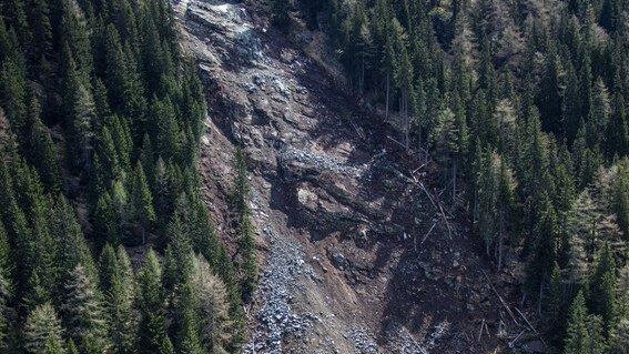 Massiver Felssturz auf Felbertauernstraße vor Matrei in Osttirol