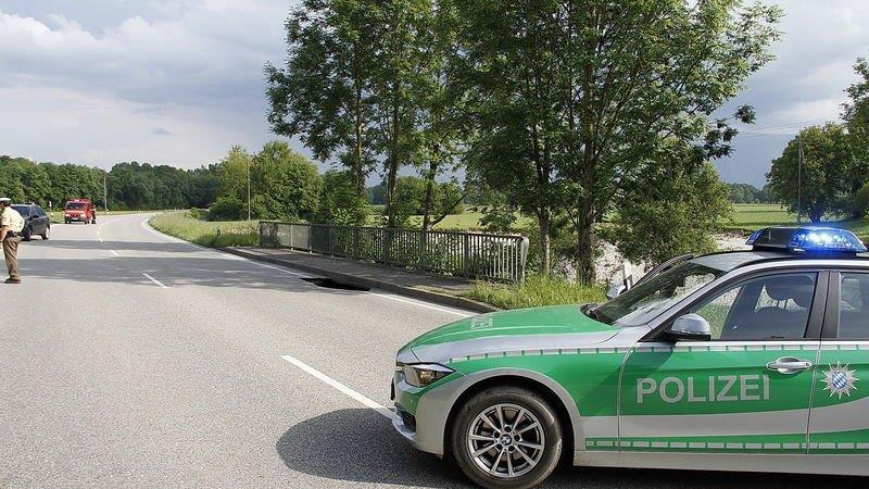 Vier Meter tiefes Loch auf B20
