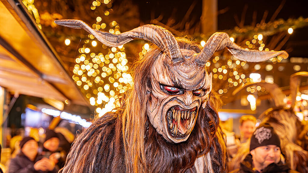 Alt Gnigler Krampusse beim Weihnachtsmarkt am Mirabellplatz