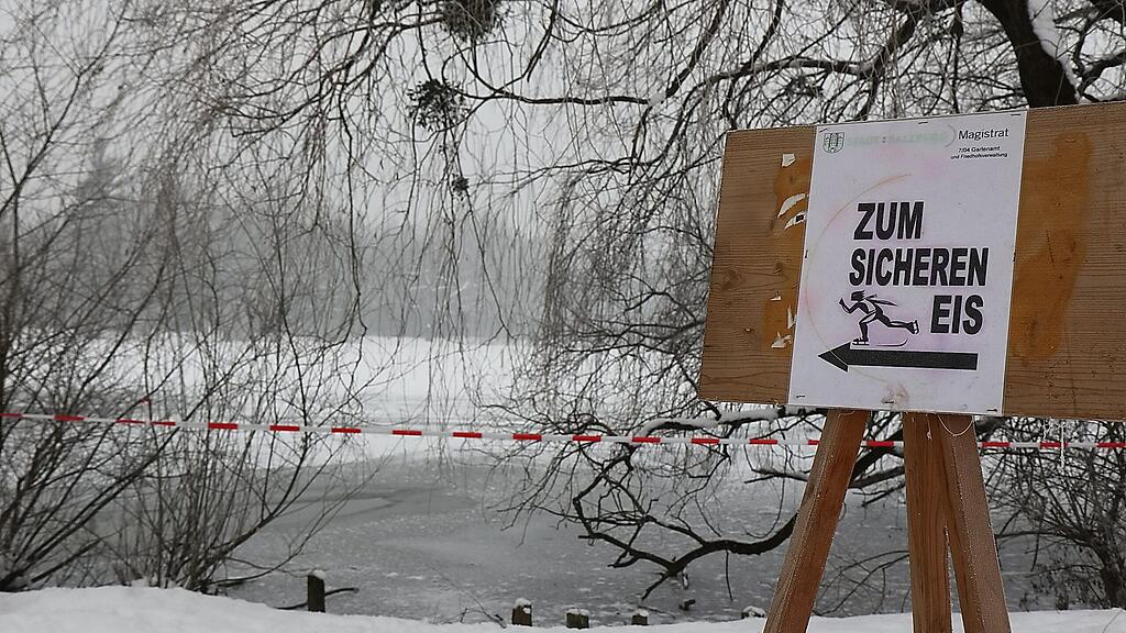 Die Eisfläche am Leopoldskroner Weiher wird täglich überprüft.