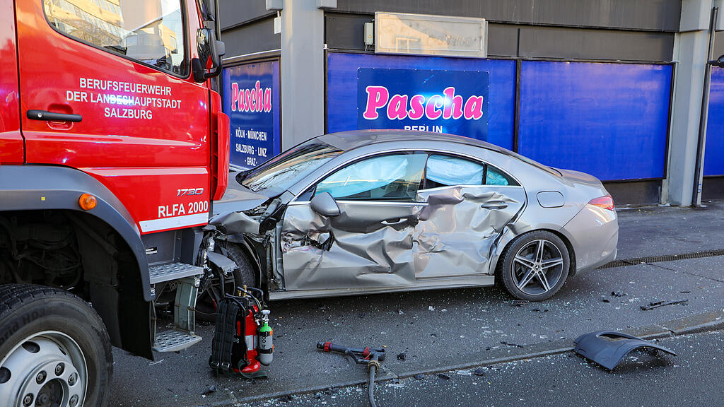 feuerwehrfahrzeug gegen pkw
