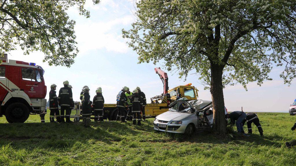 Roßbach: Auto gegen Baum