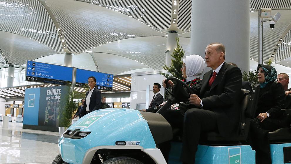 Riesiger Flughafen in Istanbul eröffnet