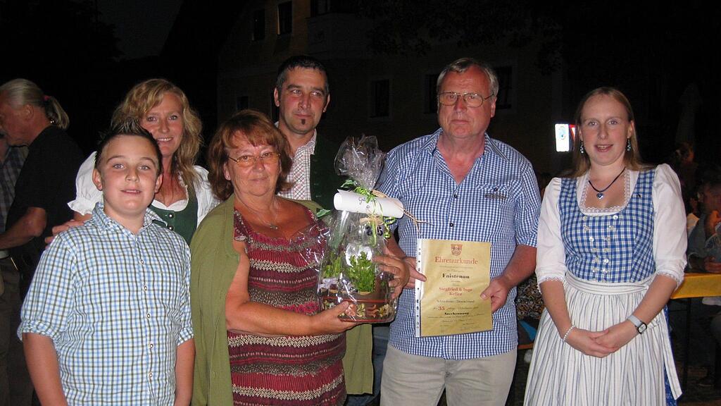 Elisabeth & Reinhold Wörndl mit Sohn Manuel vom Vorderschwandtgut, davor Inge und Siegfried Keller sowie Roswitha Winkler, Geschäftsführerin vom Tourismusverband Faistenau.