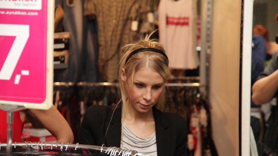 Christina "Mausi" Lugner und Anastasia "Katzi" Sokol im INterview und beim Shoppen
