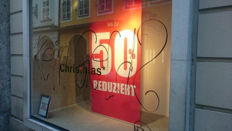 Auf einer Auslage war beispielsweise "Kein Geld" zu lesen.