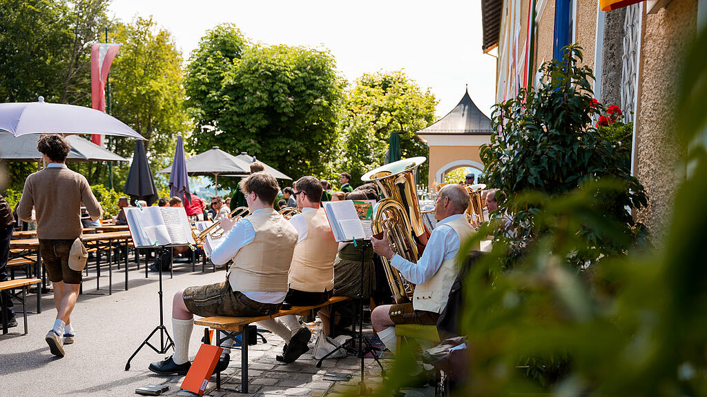 Maibaumaufstellen beim Gasthof Maria Plain