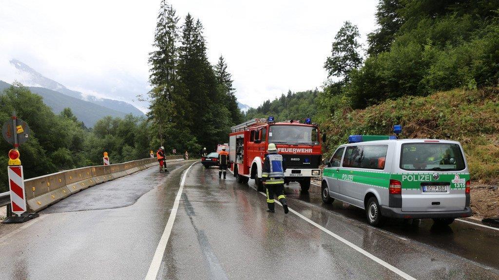 Pkw prallt in Betonleitwand