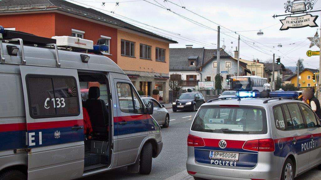 Linzer Bundesstraße: Pkw erfasst Fußgänger - Verkehrschaos