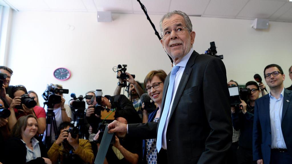 BP-Wahl: Stimmabgabe Alexander Van der Bellen