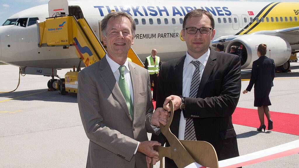 Roland Hermann (li.) und Zya Taskent (re.) freuen sich auf eine erfolgreiche Zusammenarbeit zwischen Turkish Airlines und dem Salzburger Flughafen.