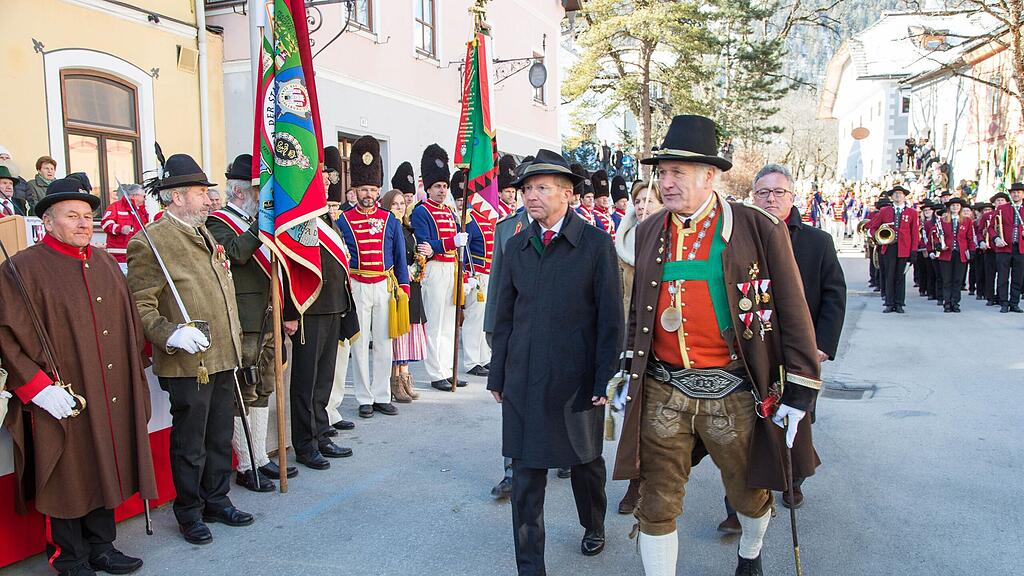 Sechs Schützen wurden im Zuge der Anton Wallner Gedenkfeier von Landeshauptmann Wilfried Haslauer ausgezeichnet.