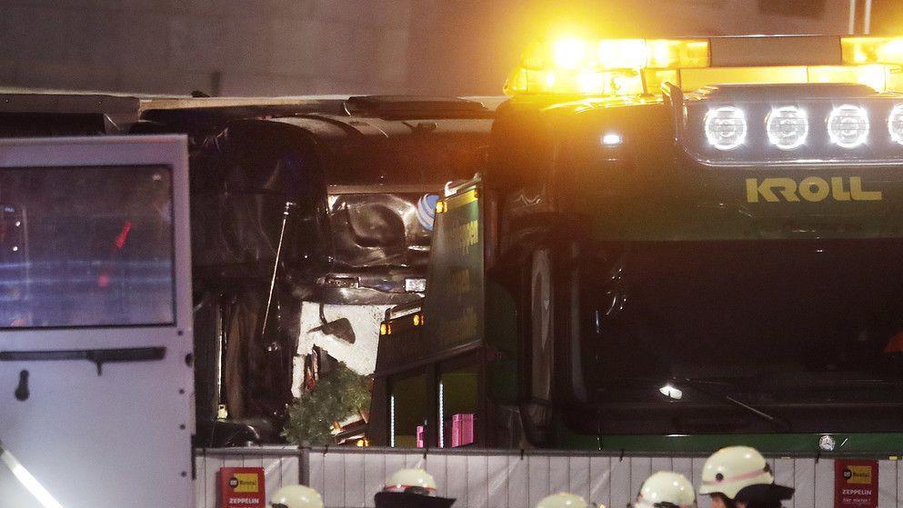 Lkw rast in Weihnachtsmarkt: Spurensicherung