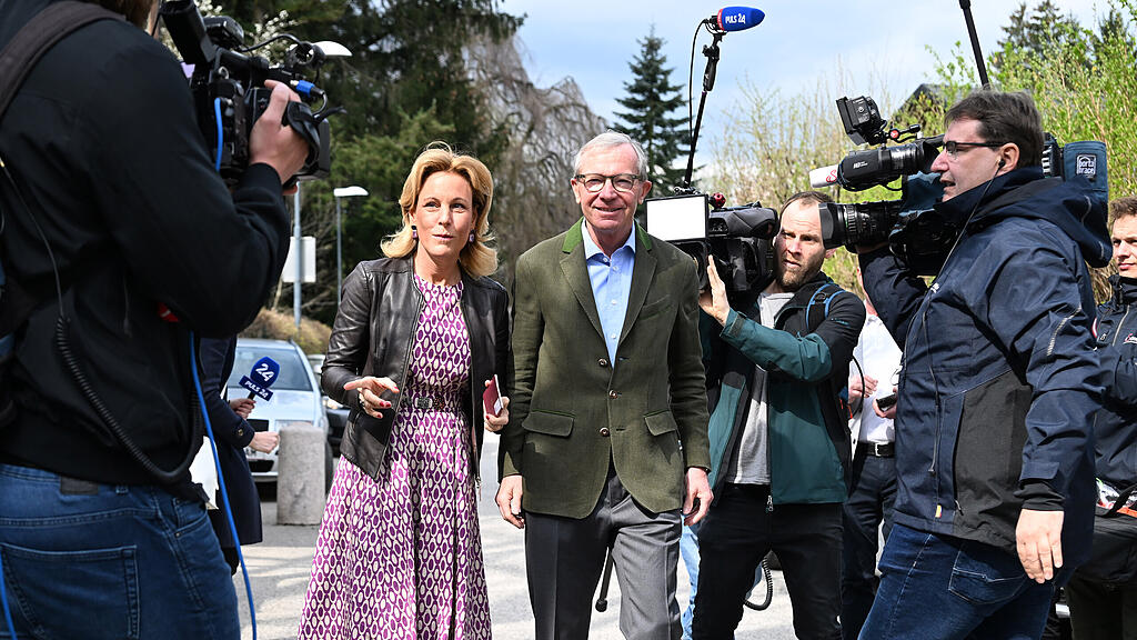 Salzburg-Wahl: Haslauer bei Stimmabgabe